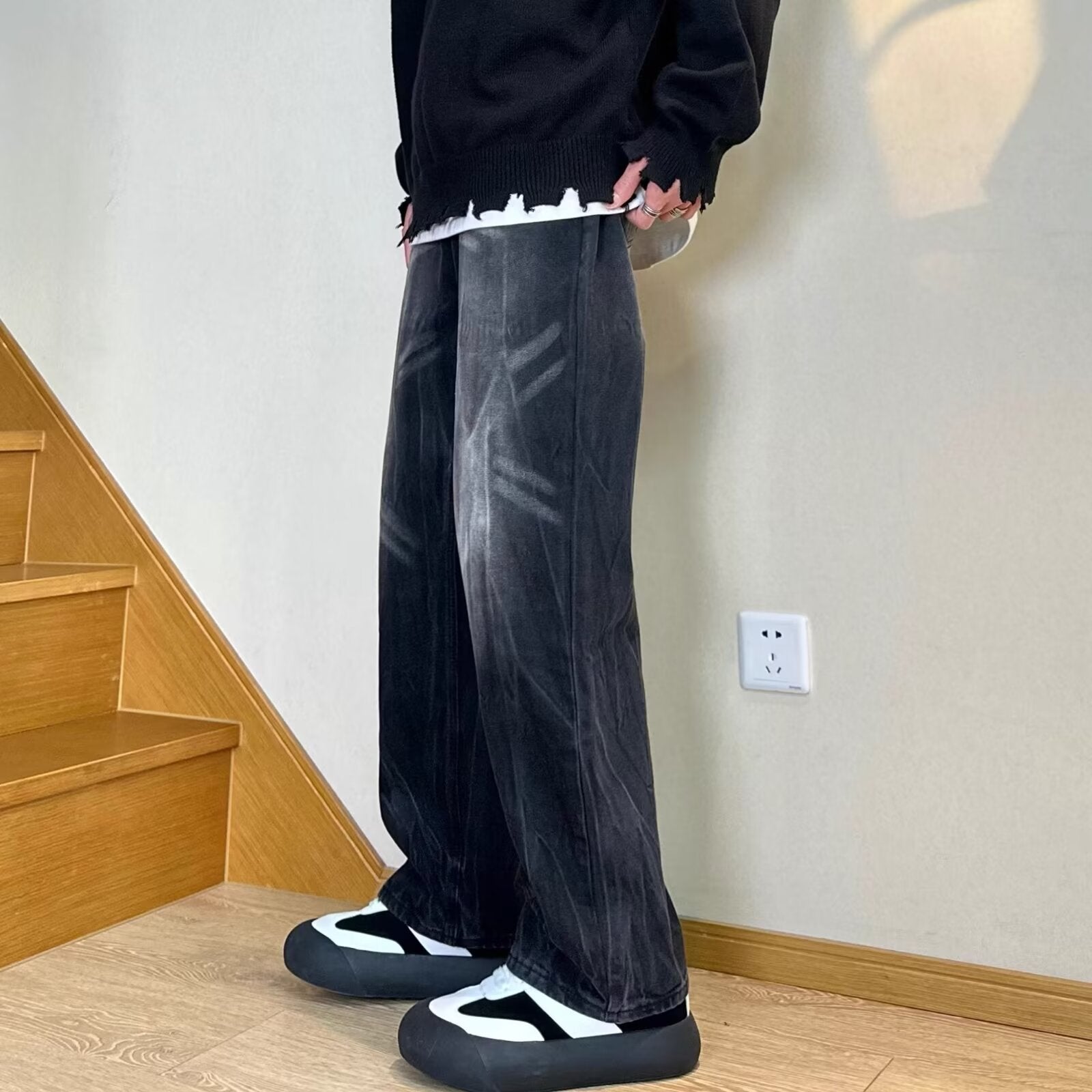 The latest trend of men's washed and aged straight-leg jeans and loose casual pants