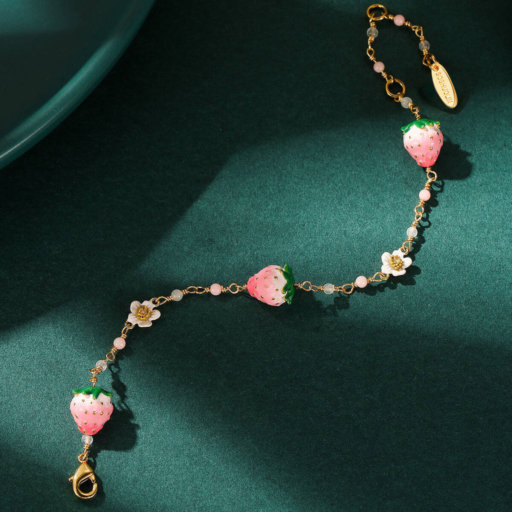 Original design, versatile white floral strawberry bracelet, fresh and sweet flower best friend jewelry for girls
