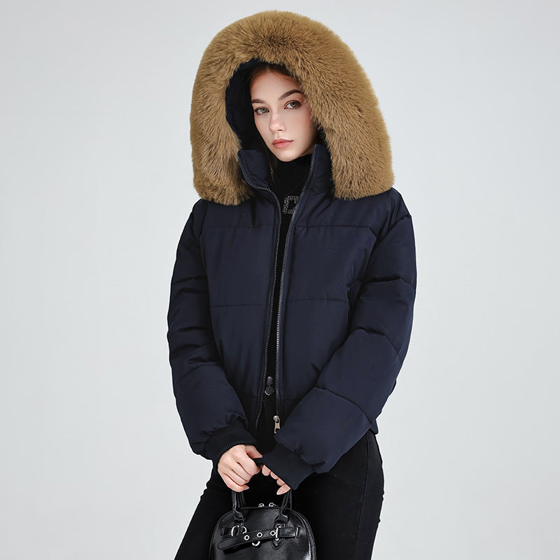 A short, thick and warm bread jacket with a hooded fur collar for women in winter