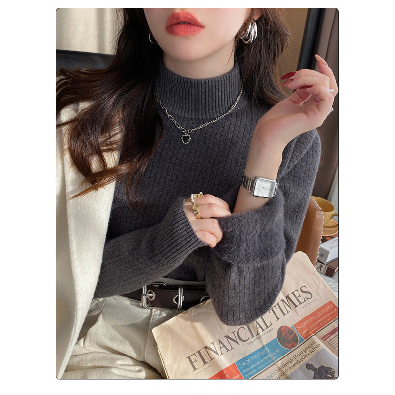 For women in winter, add a thick one-piece fleece jacket. For autumn and winter, pair it with a semi-high neck knitted base layer and a white warm top