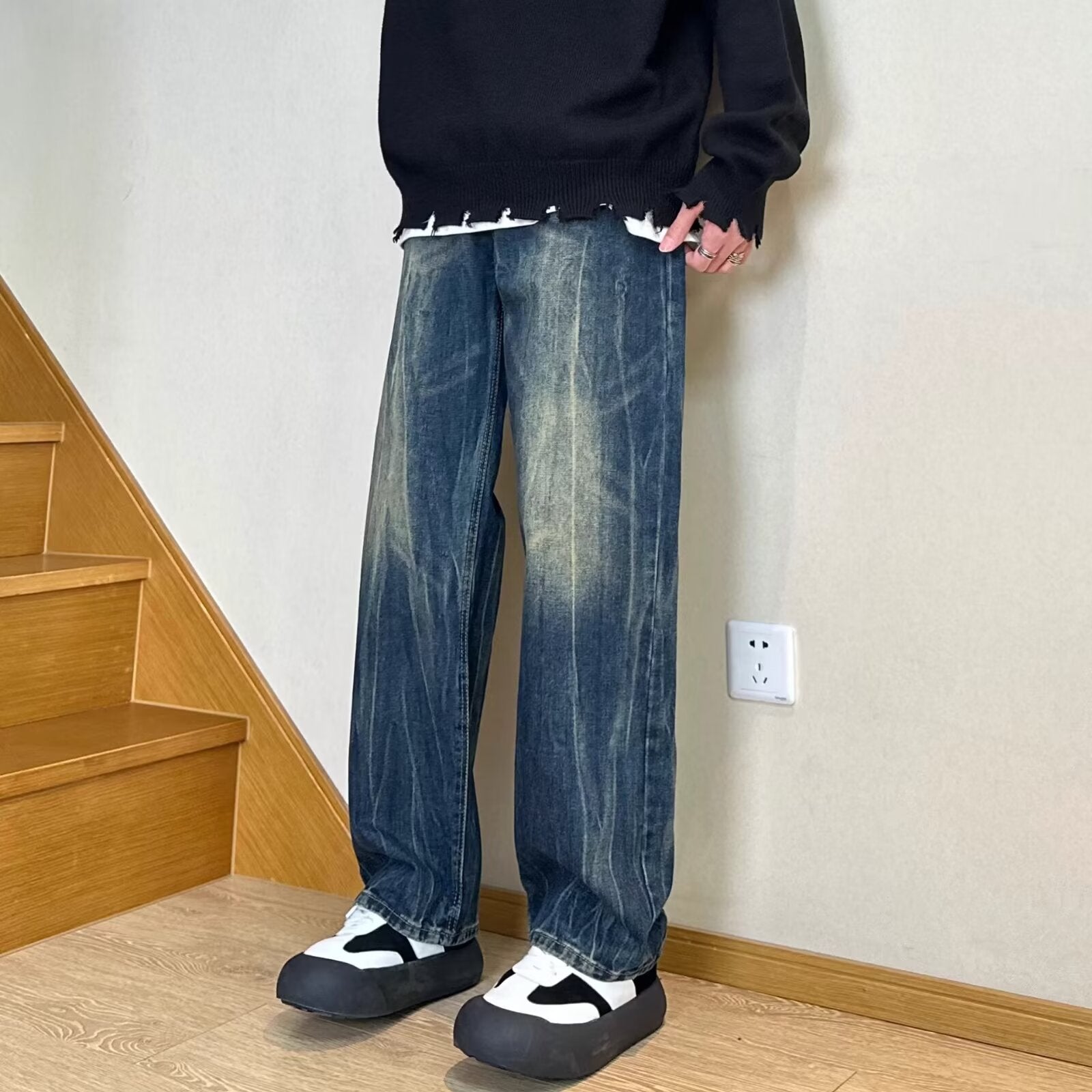 The latest trend of men's washed and aged straight-leg jeans and loose casual pants
