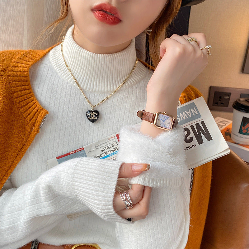 For women in winter, add a thick one-piece fleece jacket. For autumn and winter, pair it with a semi-high neck knitted base layer and a white warm top