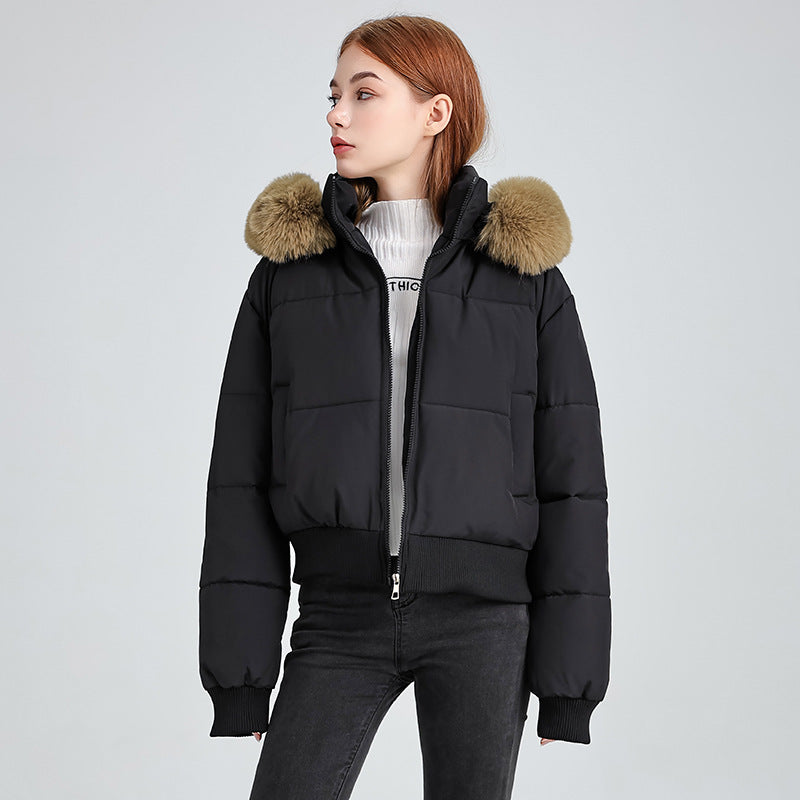 A short, thick and warm bread jacket with a hooded fur collar for women in winter