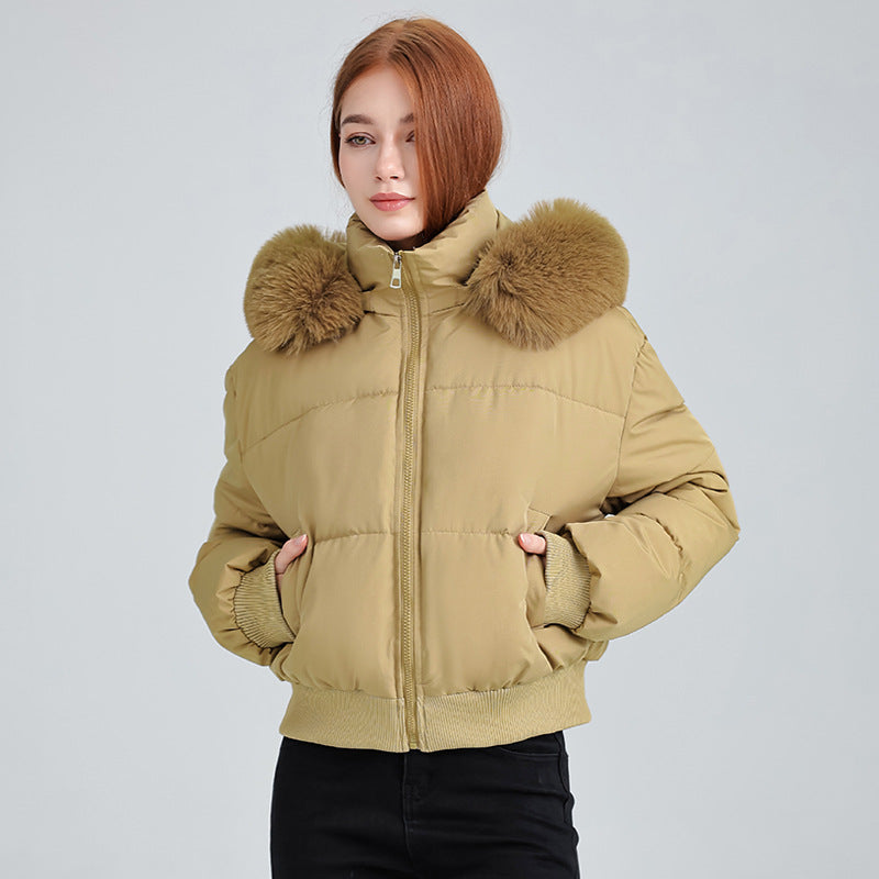 A short, thick and warm bread jacket with a hooded fur collar for women in winter