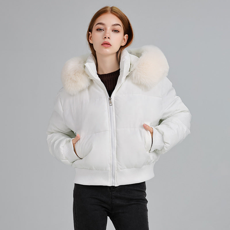 A short, thick and warm bread jacket with a hooded fur collar for women in winter
