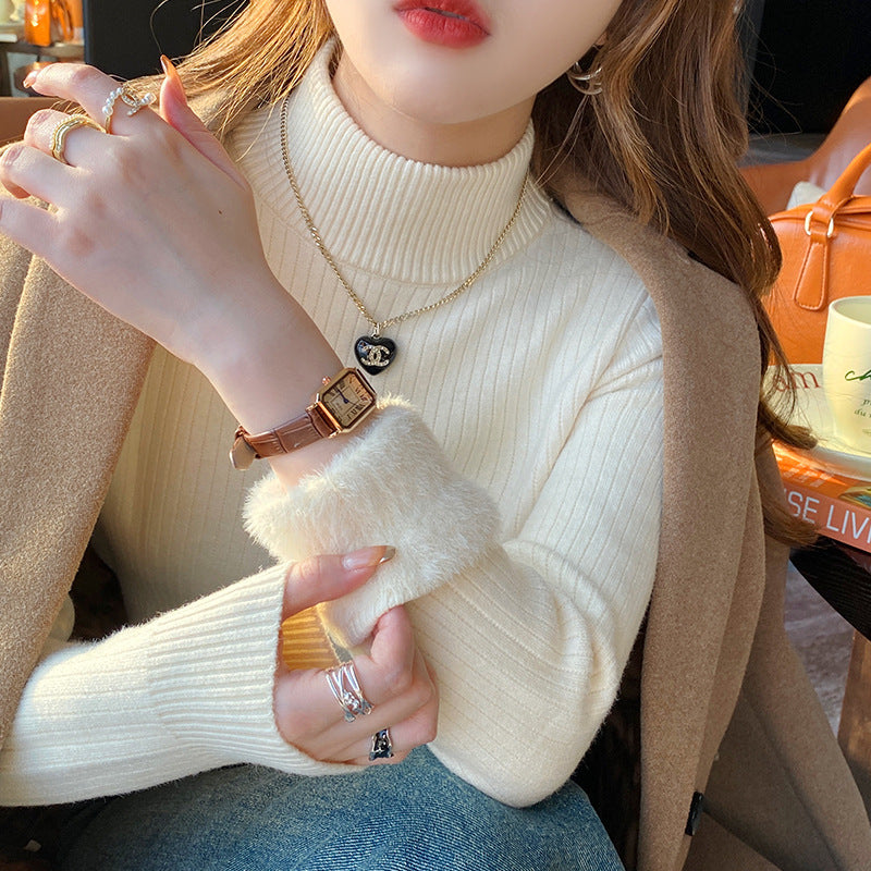 For women in winter, add a thick one-piece fleece jacket. For autumn and winter, pair it with a semi-high neck knitted base layer and a white warm top