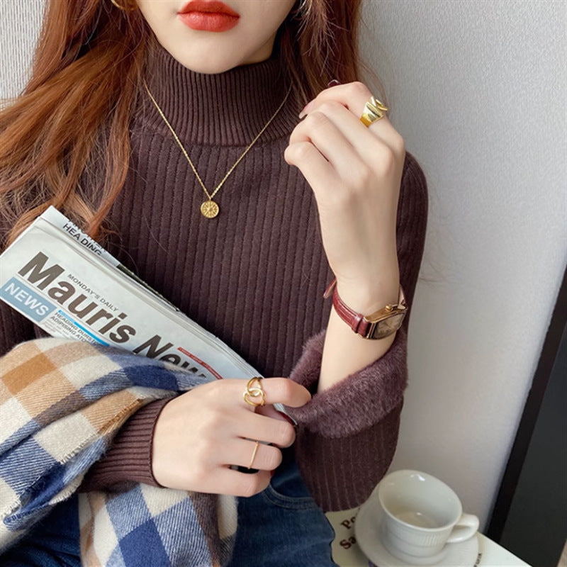 For women in winter, add a thick one-piece fleece jacket. For autumn and winter, pair it with a semi-high neck knitted base layer and a white warm top